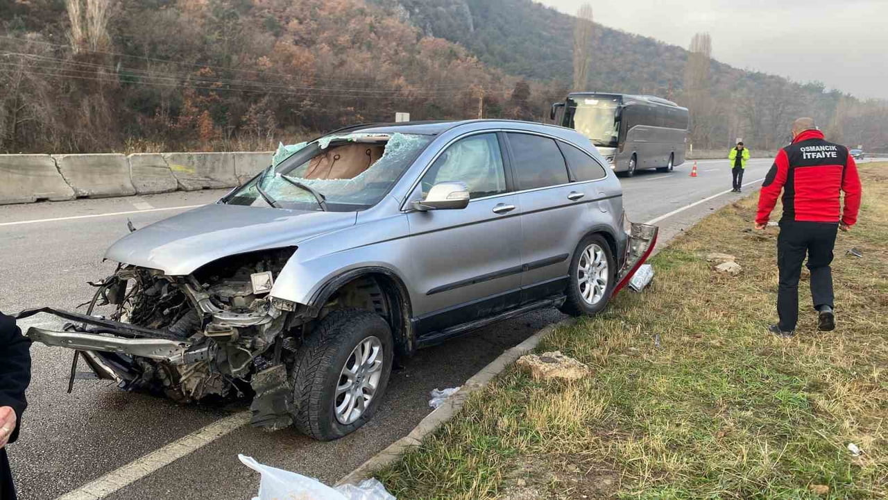 AMASYA’DA SEYİR HALİNDEYKEN LASTİĞİ PATLAYAN OTOMOBİL KONTROLDEN ÇIKARAK TAKLA ATTI. OTOMOBİLDEKİ...