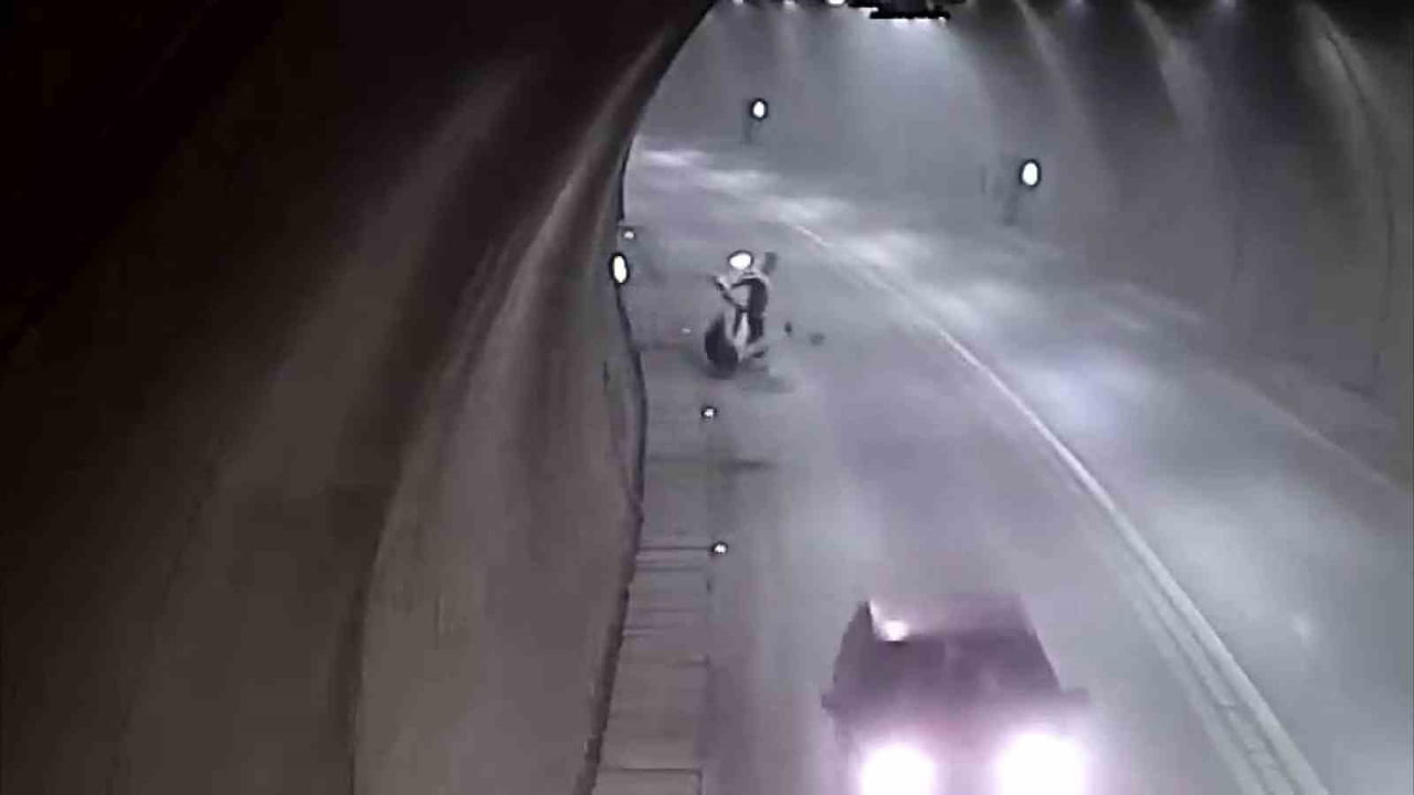 AMASYA’DA TÜNELDE KONTROLDEN ÇIKAN MOTOSİKLET YOLUN SAĞINDAKİ BORDÜR TAŞLARINA ÇARPIP TAKLA ATTI....