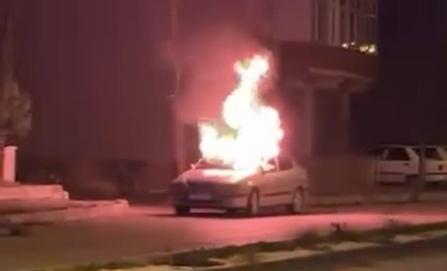 AMASYA’NIN GÜMÜŞHACIKÖY İLÇESİNDE HASTANENİN KARŞISINDA BİR OTOMOBİL ALEV ALEV YANDI. ALEV TOPUNA...