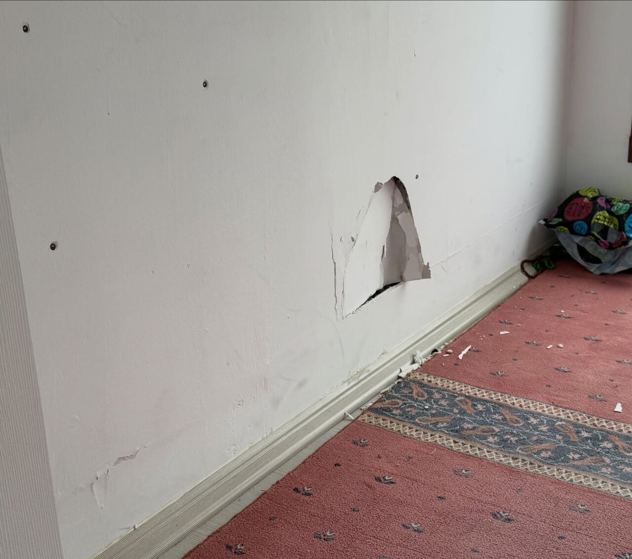 AMASYA’NIN TAŞOVA İLÇESİNDE MİLLET BAHÇESİNDE HİZMETE SUNULAN MESCİT DUVARININ TAHRİP EDİLDİĞİ...