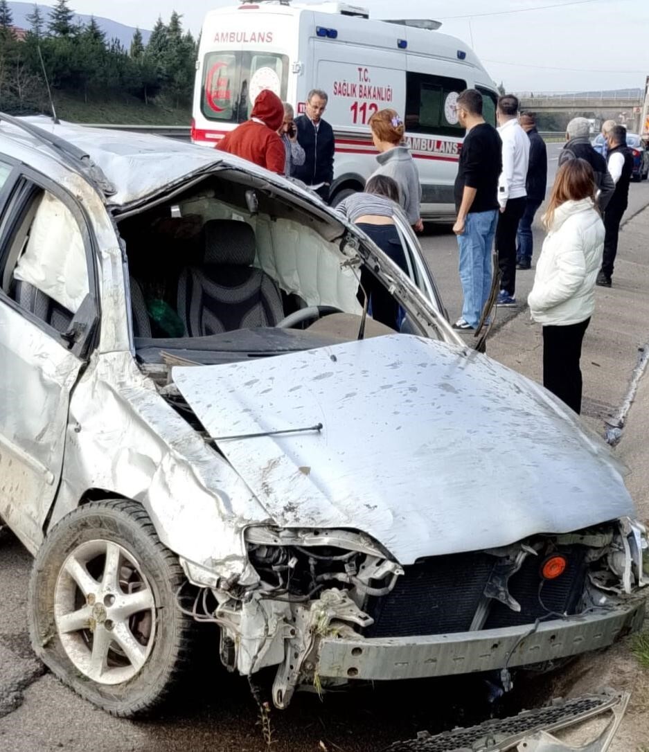 ANADOLU OTOYOLU DÜZCE GEÇİŞİNDE LASTİĞİ PATLAYAN OTOMOBİL BARİYERE ÇARPARAK TAKLA ATTI. KAZADA...