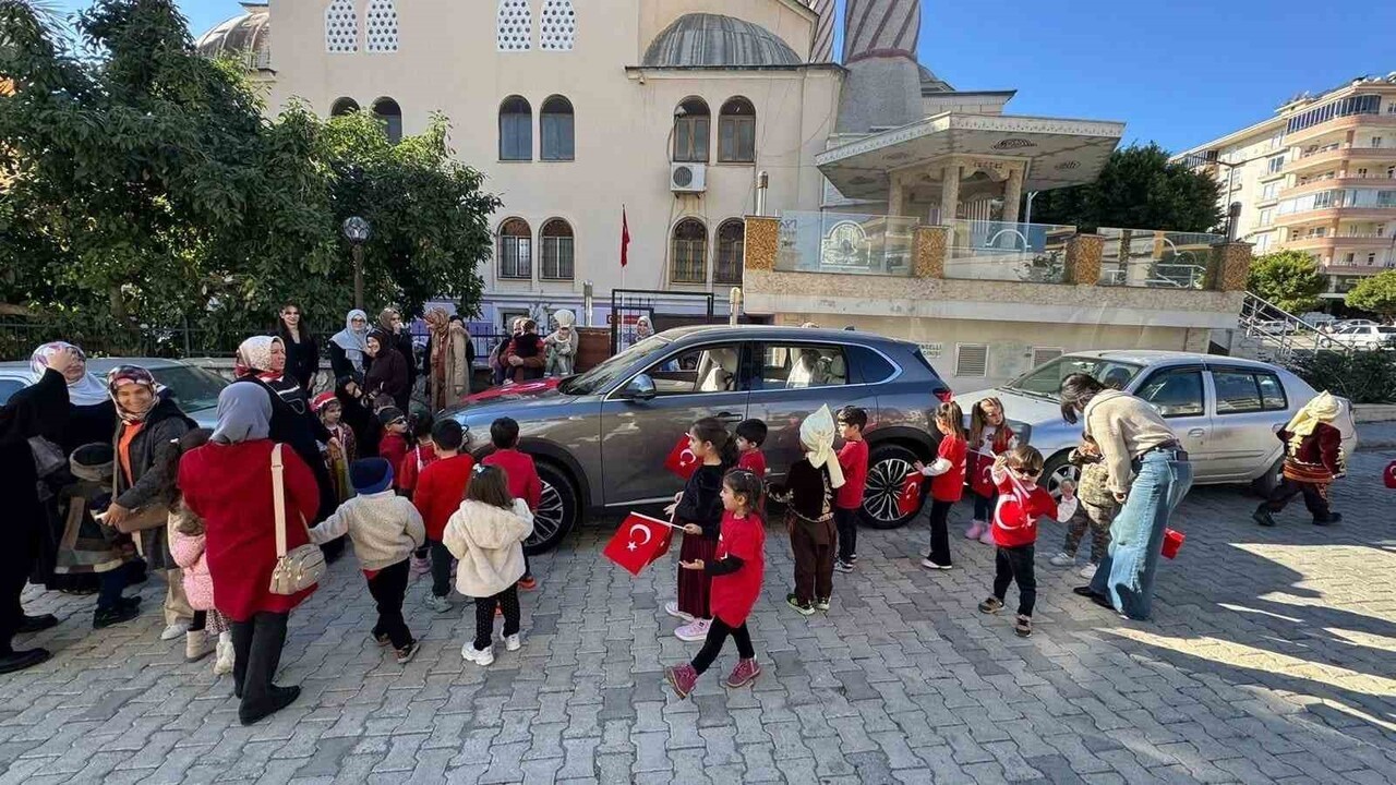 ANAMUR İLÇESİNDE YERLİ MALI HAFTASI KAPSAMINDA MİNİK ÖĞRENCİLER YERLİ ÜRETİM TOGG'U YAKINDAN GÖRME...