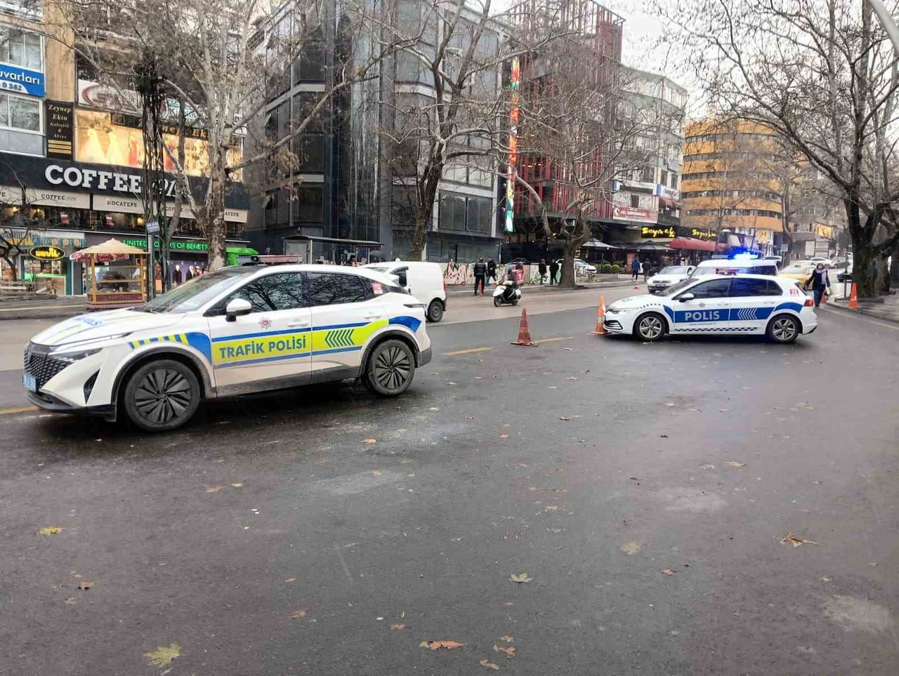 ANKARA'DA YILBAŞI ÇERÇEVESİNDE BELLİ İŞLEK NOKTALARDA POLİS EKİPLERİ TARAFINDAN GENİŞ GÜVENLİK...