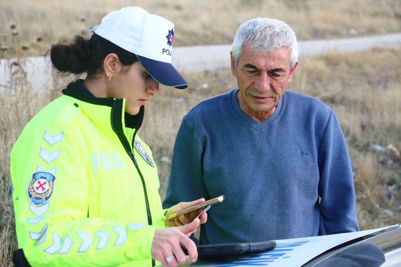 ANKARA'NIN AKYURT İLÇESİNDE TRAFİK POLİS EKİPLERİNİN ZORUNLU KIŞ LASTİĞİ DENETİMİ UYGULAMASI...