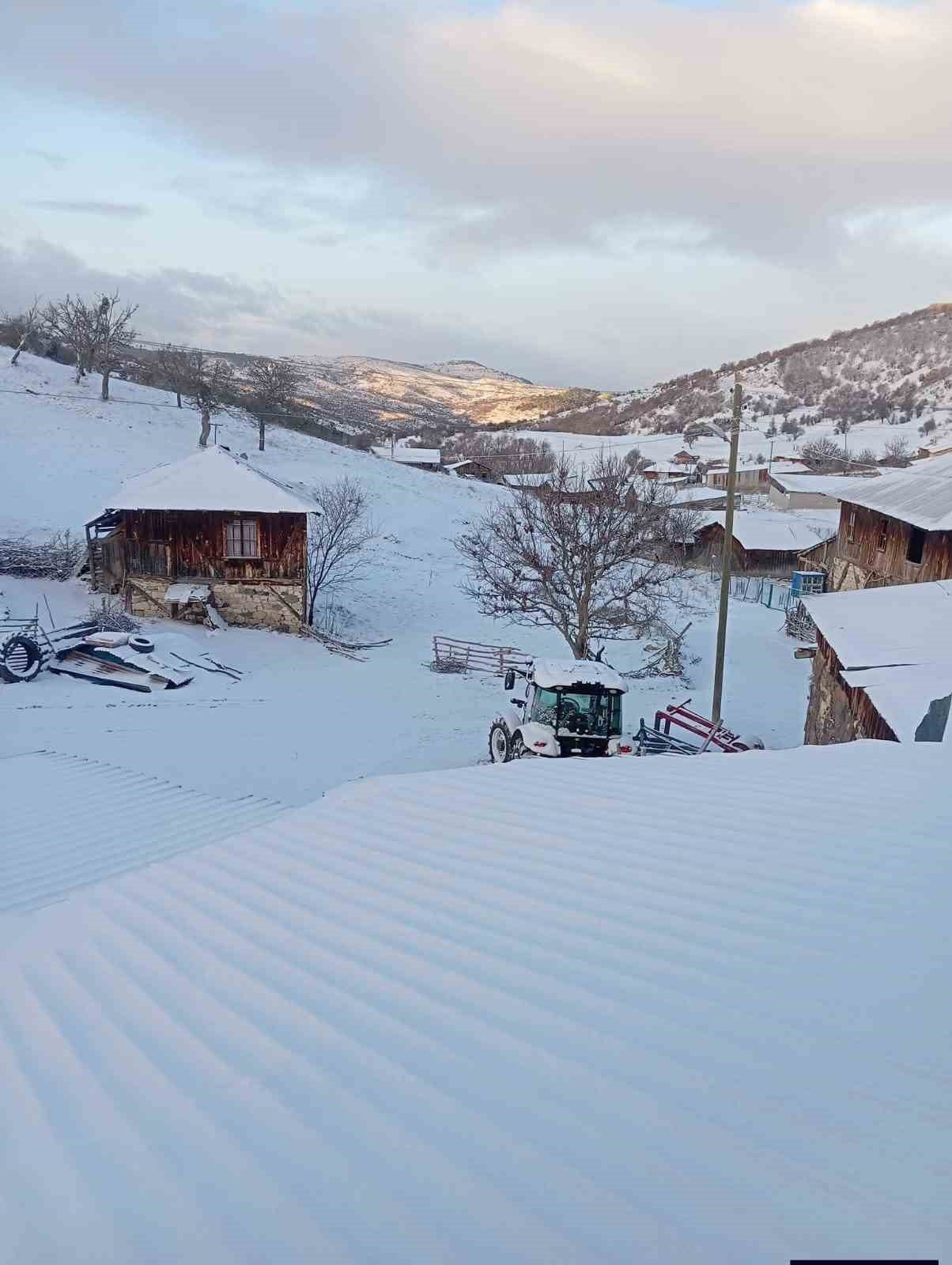 ANKARA'NIN BEYPAZARI İLÇESİNİN YÜKSEK KESİMLERİNDE KAR YAĞIŞI ETKİLİ OLDU.