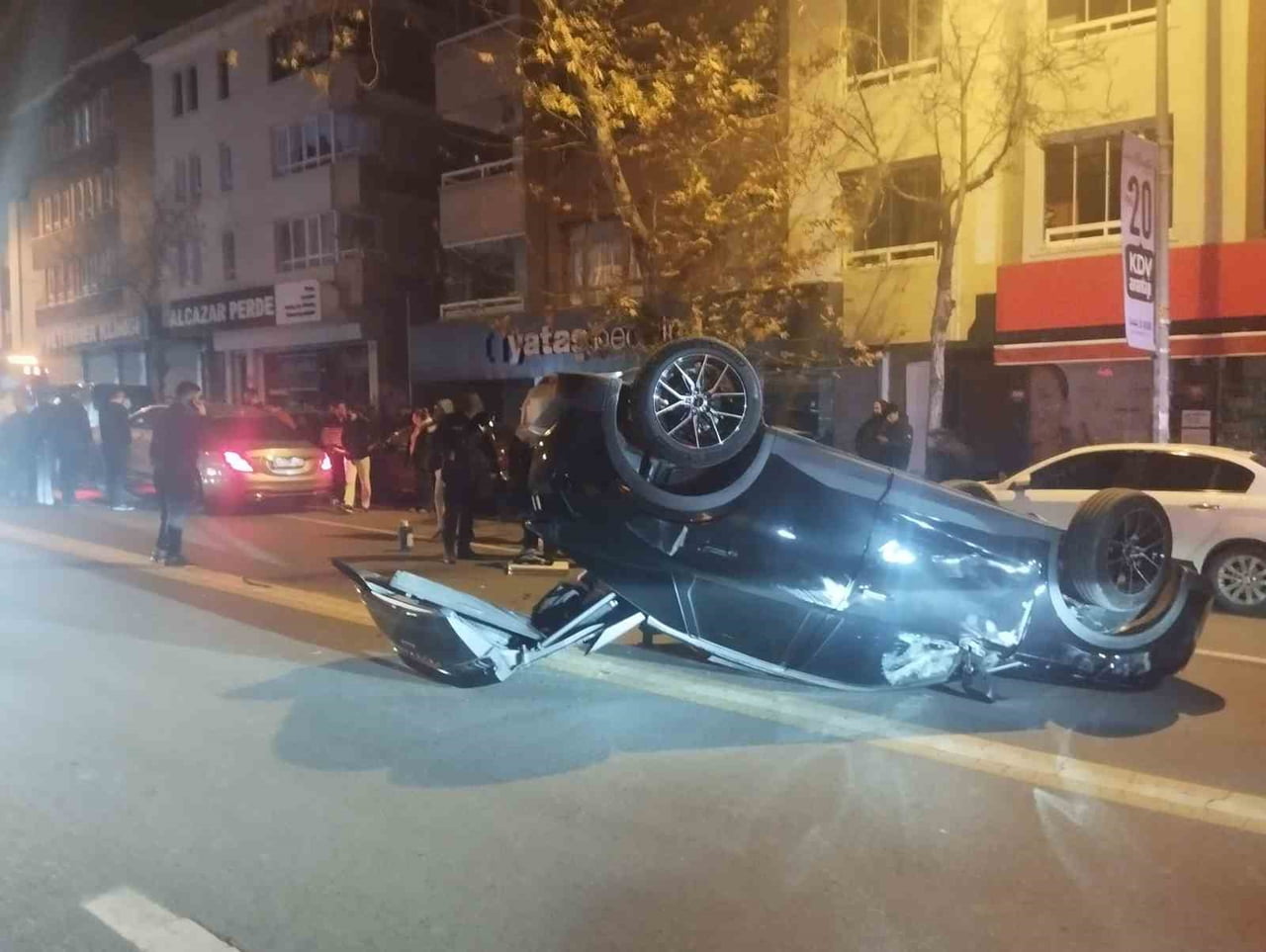 ANKARA'NIN ÇANKAYA İLÇESİNDE BİR OTOMOBİLİN TAKLA ATARAK İKİ OTOMOBİLE ÇARPTIĞI KAZADA BİR KİŞİ...