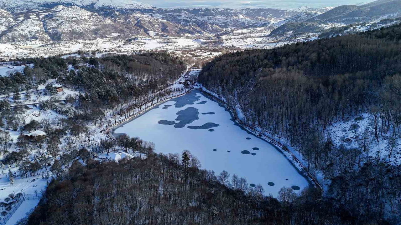 ANKARA'NIN ÇUBUK İLÇESİNDE BULUNAN KARAGÖL TABİAT PARKI MEVSİMİN İLK KAR YAĞIŞIYLA BEYAZA BÜRÜNDÜ...