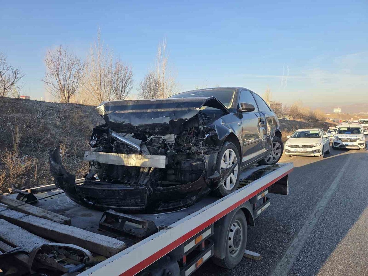 ANKARA'NIN ELMADAĞ İLÇESİNDE 5 ARACIN KARIŞTIĞI ZİNCİRLEME KAZADA 4 KİŞİ YARALANDI.