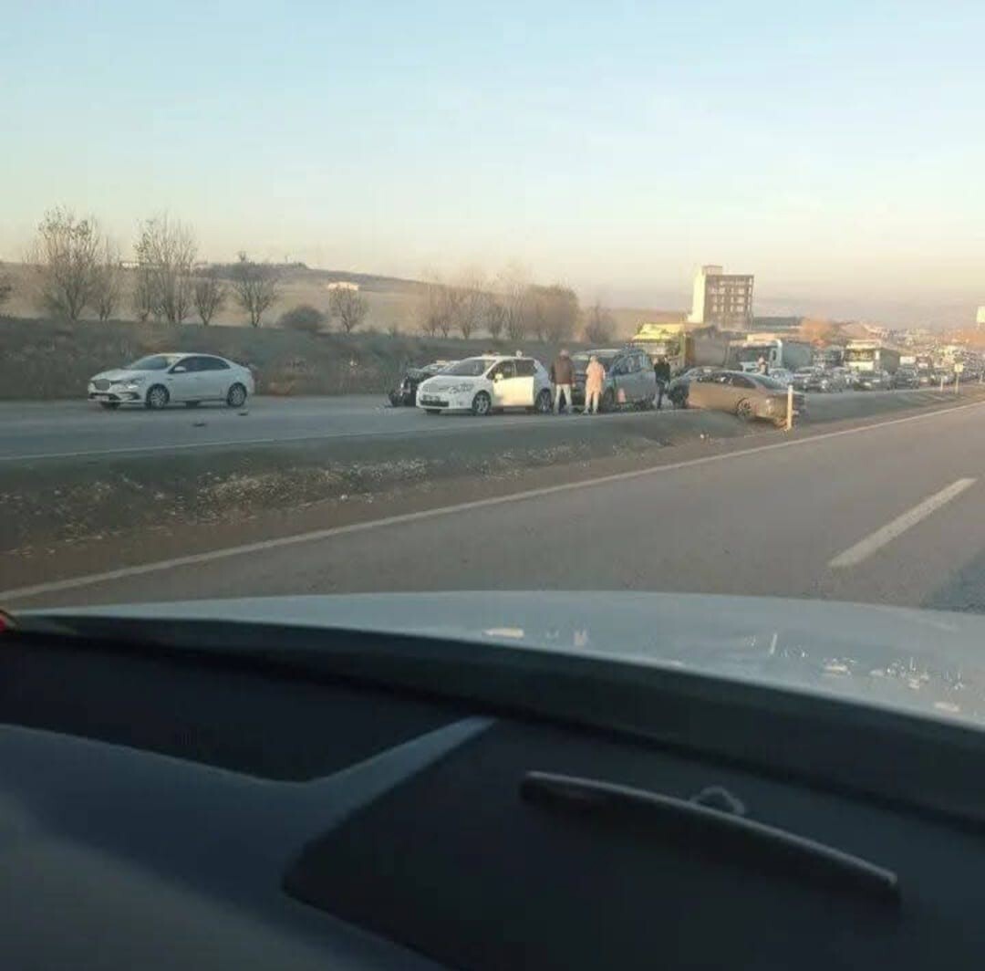 ANKARA'NIN ELMADAĞ İLÇESİNDE 5 ARACIN KARIŞTIĞI ZİNCİRLEME KAZADA 4 KİŞİ YARALANDI.