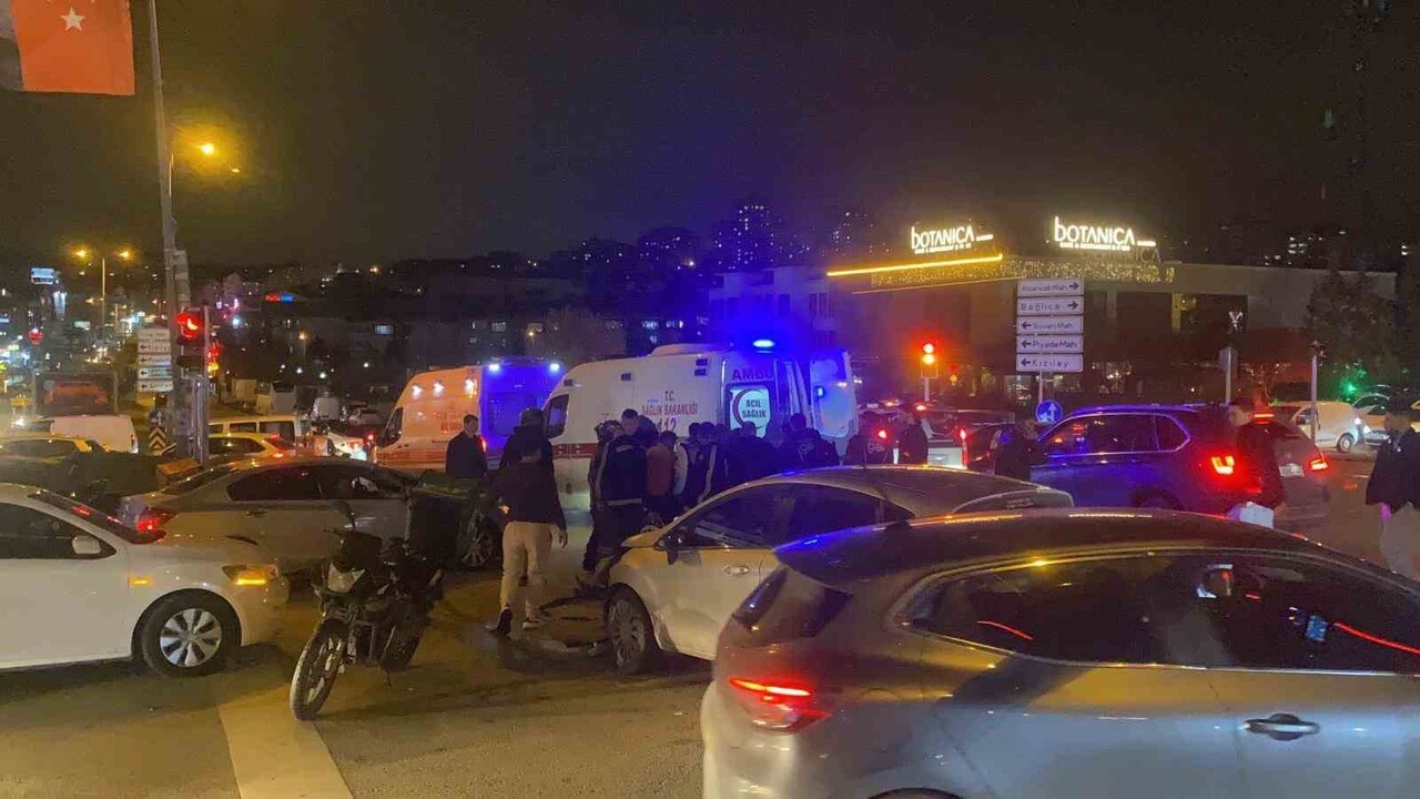 ANKARA'NIN ETİMESGUT İLÇESİNDE, KIRMIZI IŞIKTAN GEÇEN BİR OTOMOBİL İKİ MOTOSİKLETE ÇARPTI. KAZADA...