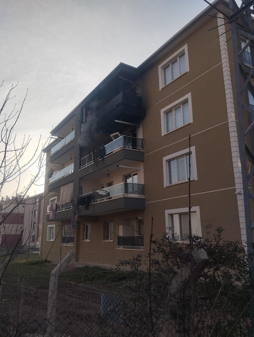 ANKARA’DA BİR APARTMAN DAİRESİNDE MEYDANA GELEN YANGIN PANİĞE NEDEN OLDU. İTFAİYE EKİPLERİNCE...