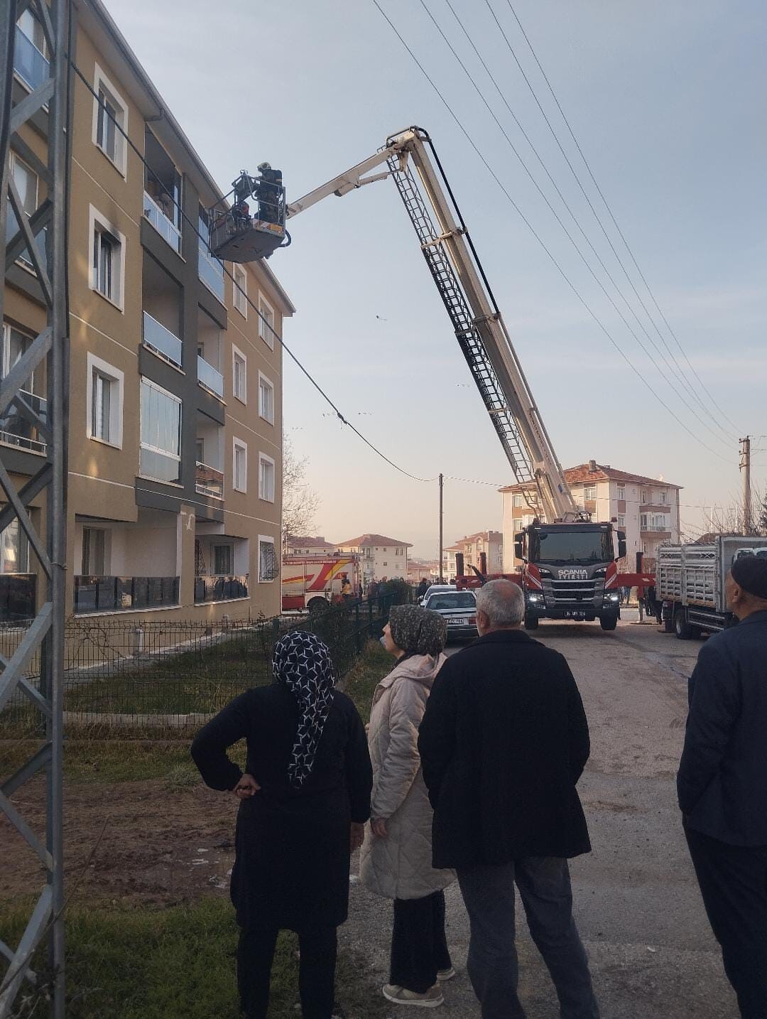 ANKARA’DA BİR APARTMAN DAİRESİNDE MEYDANA GELEN YANGIN PANİĞE NEDEN OLDU. İTFAİYE EKİPLERİNCE...