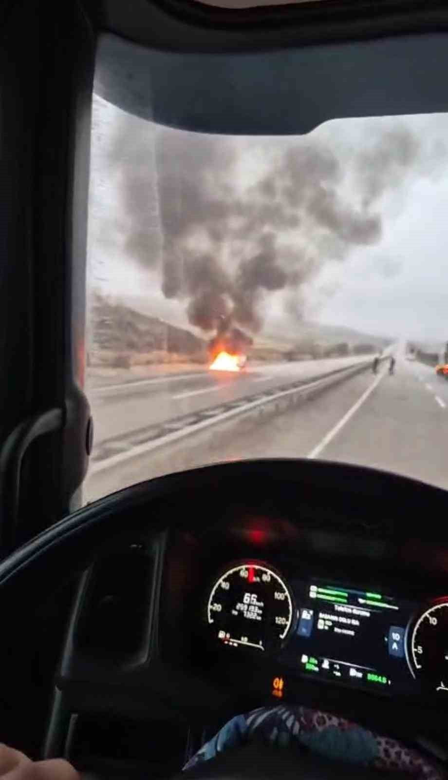 ANKARA’DA ÇANKIRI BULVARI ÜZERİNDE SEYİR HALİNDE OLAN OTOMOBİL ALEV ALARAK KULLANILMAZ HALE...