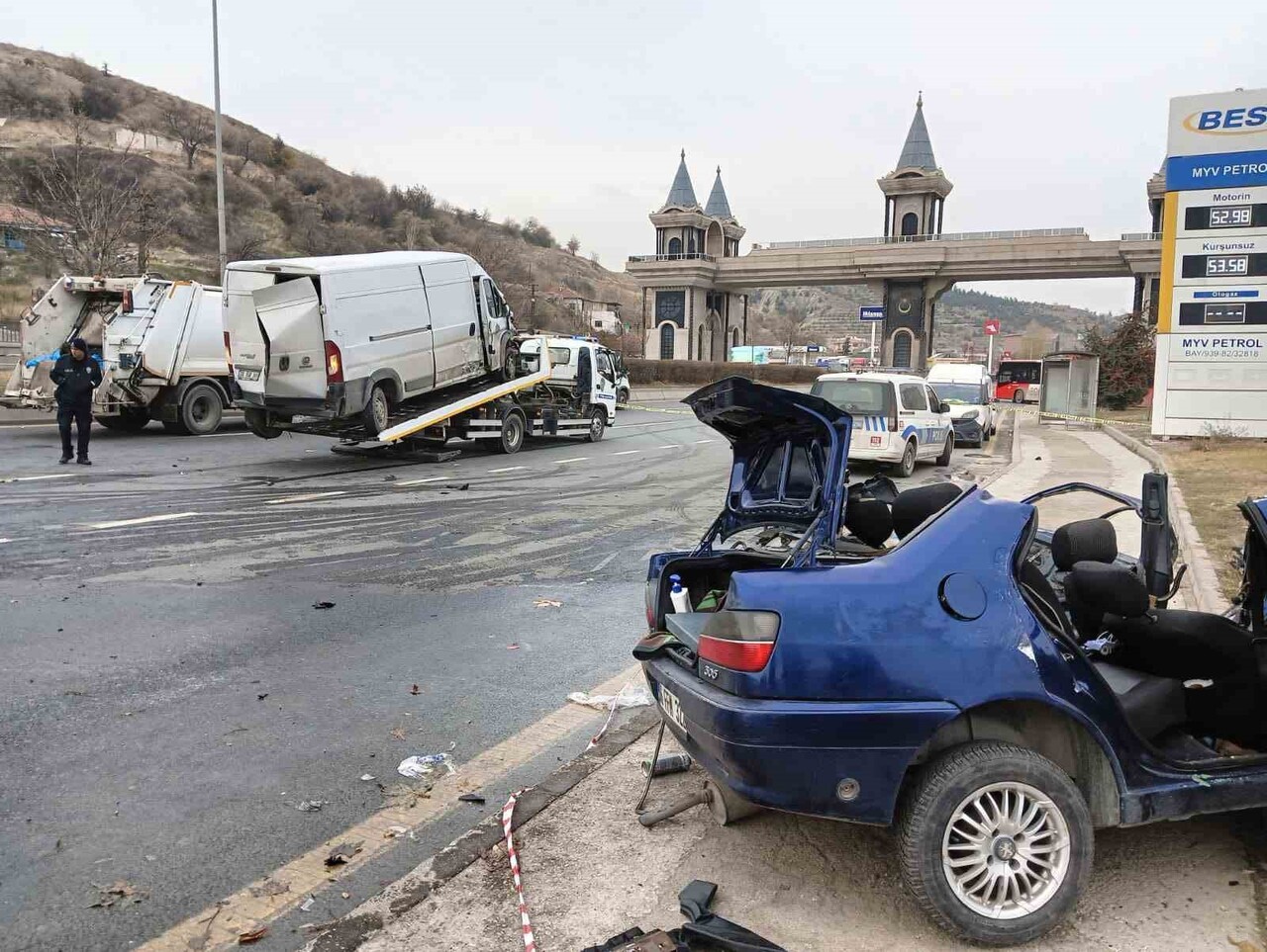 ANKARA’DA HAFİF TİCARİ ARAÇ İLE OTOMOBİLİN ÇARPIŞTIĞI KAZADA 1 KİŞİ HAYATINI KAYBEDERKEN 3 KİŞİ...