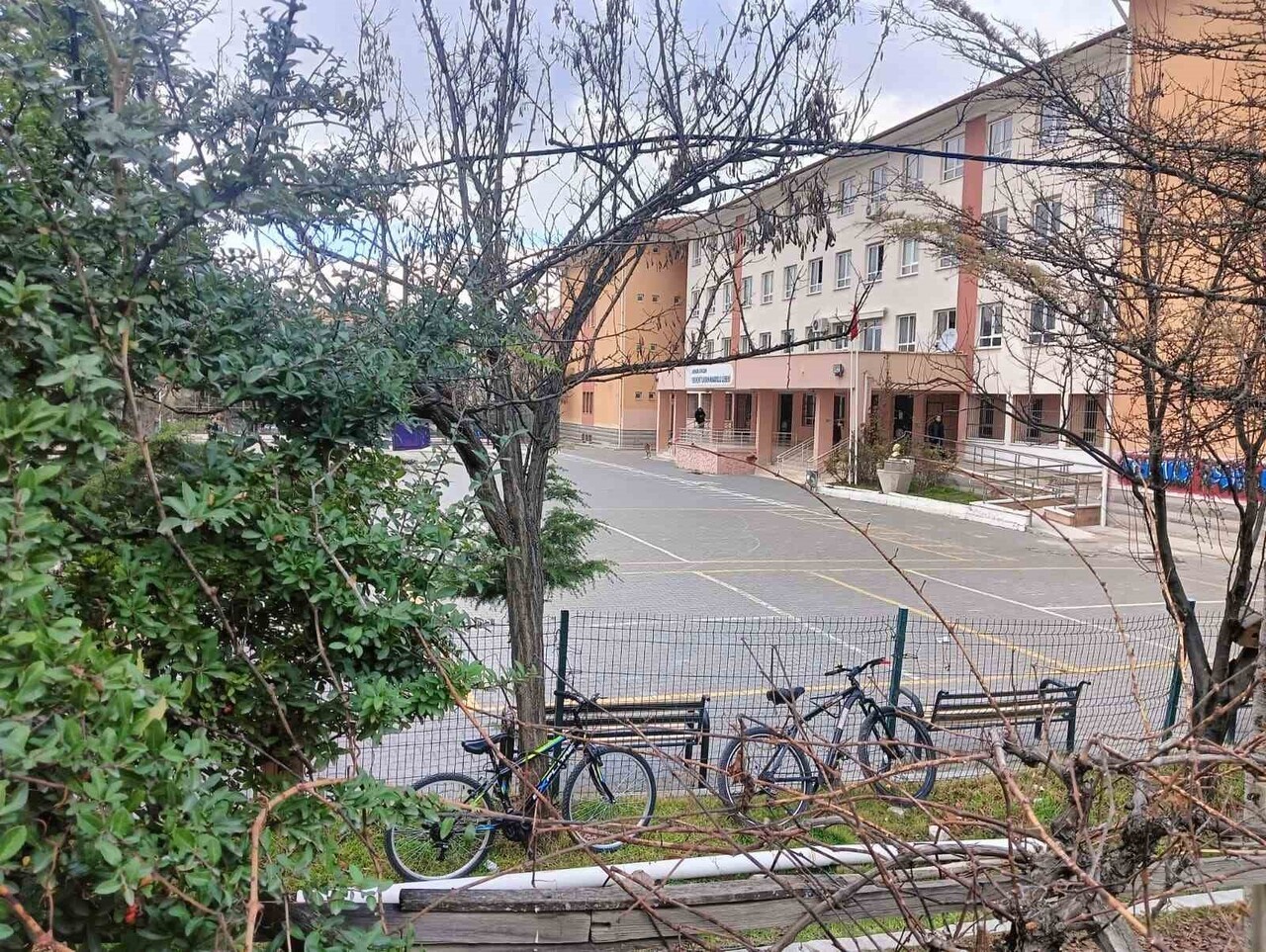 ANKARA’DA, LİSE ÖĞRETMENİN, OKULUN VOLEYBOL KIZ TAKIMININ BULUNDUĞU MESAJLAŞMA GRUBUNA CİNSEL...