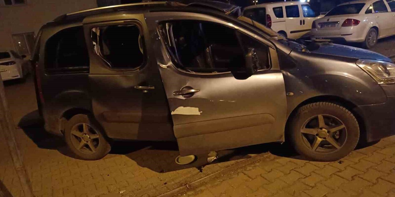 ANKARA’DA OTOMOBİLİ İÇERİSİNDE SİGARA İÇMEK İSTEYEN BİR SÜRÜCÜ ÇAKMAĞI ÇAKINCA MEYDANA GELEN...