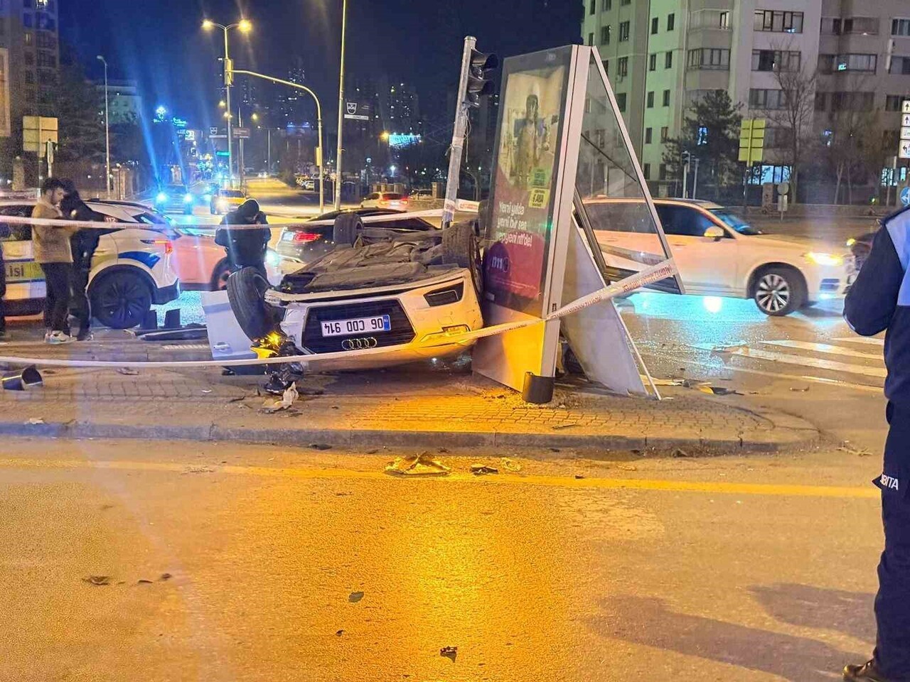 ANKARA’NIN ÇANKAYA İLÇESİNDE SÜRÜCÜSÜNÜN KONTROLÜNÜ KAYBETTİĞİ OTOMOBİL İLE MOTOSİKLET ÇARPIŞTI....