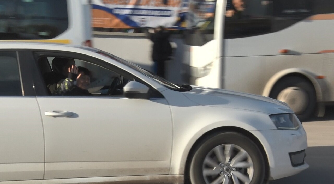 ANKARA’NIN KEÇİÖREN İLÇESİNDE ÖZEL BİR KOLEJİN ÇEVRESİNDE BULUNAN BOZUK YOLLAR VATANDAŞLARIN...