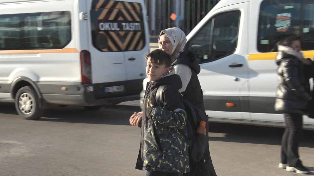 ANKARA’NIN KEÇİÖREN İLÇESİNDE ÖZEL BİR KOLEJİN ÇEVRESİNDE BULUNAN BOZUK YOLLAR VATANDAŞLARIN...