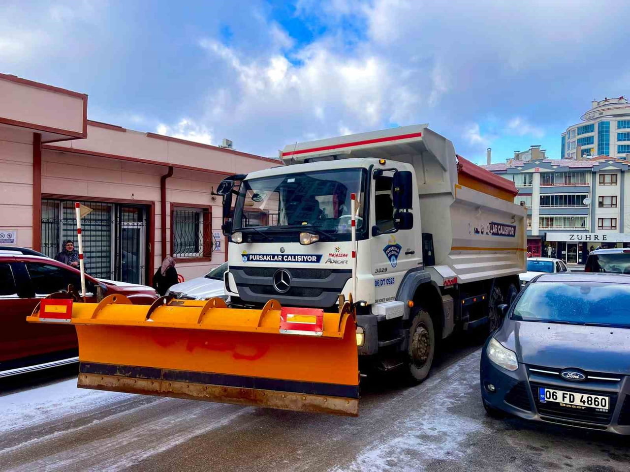 ANKARA PURSAKLAR BELEDİYESİ, ETKİLİ OLAN YOĞUN KAR YAĞIŞIYLA İLÇE GENELİNDE ULAŞIMIN AKSAMAMASI VE...