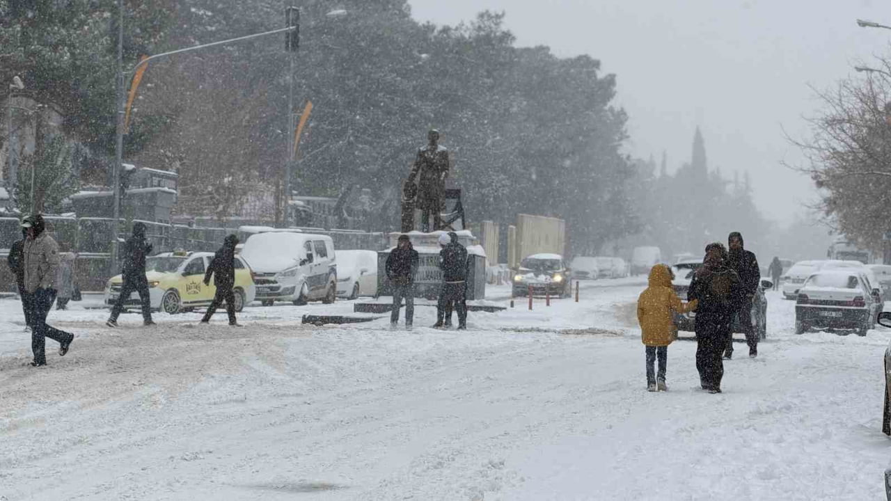 ANLIURFA'NIN SİVEREK İLÇESİNDE SABAH SAATLERİNDE BAŞLAYAN KAR YAĞIŞI HAYATI OLUMSUZ ETKİLERKEN...