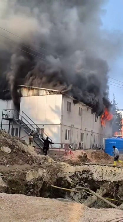 ANTAKYA İLÇESİNDE İŞÇİLERİN KALDIĞI KONTEYNER YATAKHANE YANARAK KULLANILAMAZ HALE GELDİ.