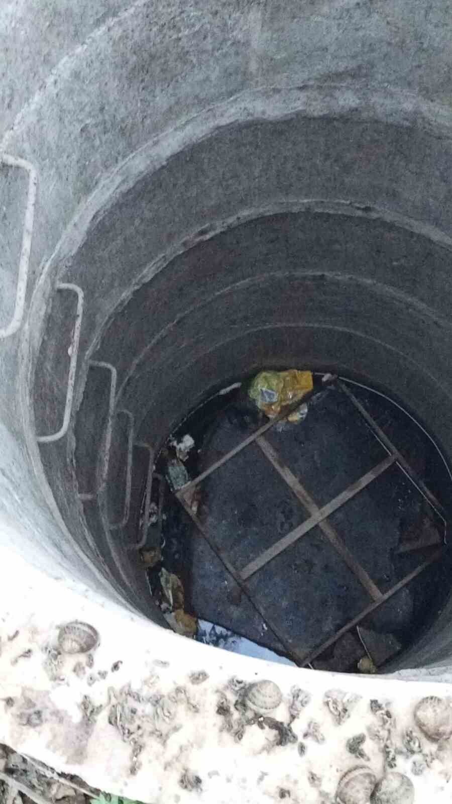 ANTAKYA İLÇESİNDE SU KUYUSUNA DÜŞEREK MAHSUR KALAN YAVRU KEDİ, İTFAİYE EKİPLERİ TARAFINDAN...