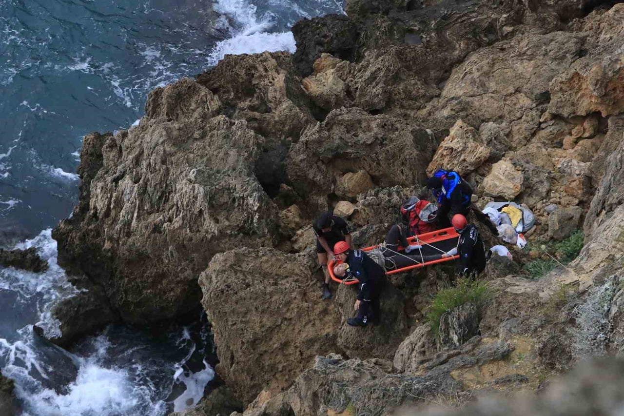 ANTALYA'DA BALIK TUTMAK İÇİN 30 METRELİK FALEZLERDEN İNEN 60 YAŞINDAKİ ADAM, KAYALIK ALANDA...