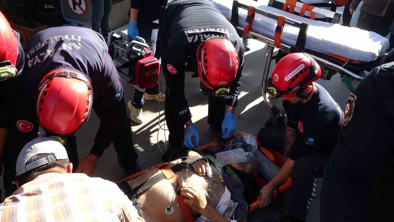 ANTALYA'DA İNŞAAT İSKELESİNDE ÇALIŞMA YAPAN İŞÇİ DANGESİNİ KAYBEDEREK 5. KAT SEVİYESİNDEN DÜŞTÜ....