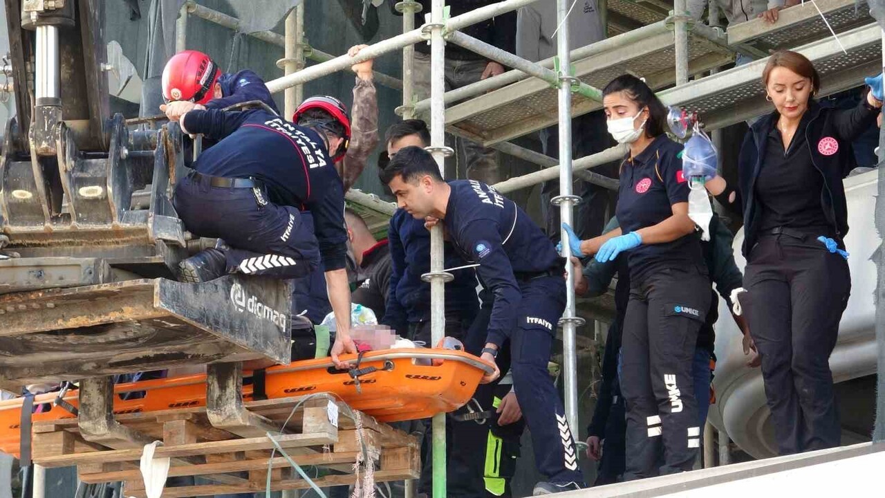 ANTALYA'DA İNŞAAT İSKELESİNDE ÇALIŞMA YAPAN İŞÇİ DANGESİNİ KAYBEDEREK 5. KAT SEVİYESİNDEN DÜŞTÜ....