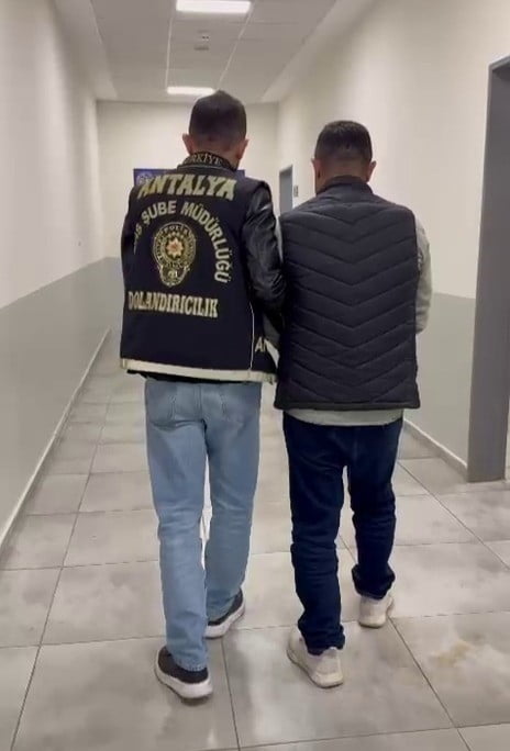 ANTALYA'DA POLİS EKİPLERİNCE “NİTELİKLİ DOLANDIRICILIK” SUÇU KAPSAMINDA YÜRÜTÜLEN ÇALIŞMALARDA...