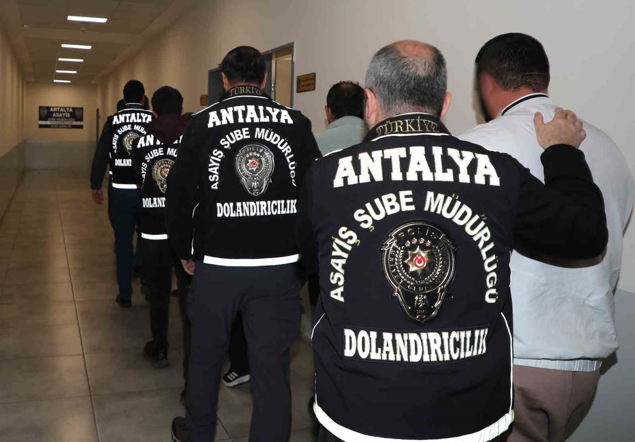 ANTALYA'DA POLİSİN YAPTIĞI OPERASYONDA KENDİSİNİ POLİS OLARAK TANITIP 3 AYRI KİŞİDEN MİLYONLARCA...