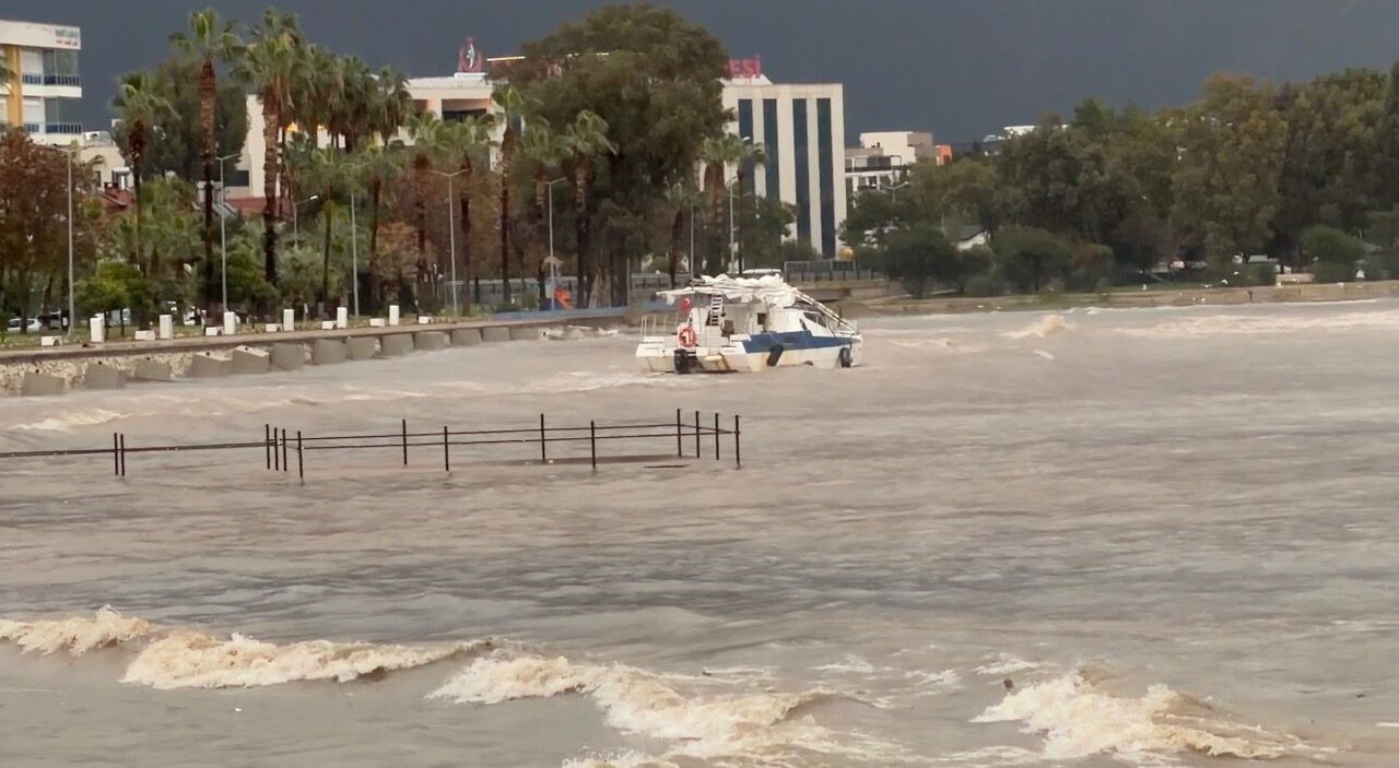 ANTALYA'DA SAĞANAK YAĞMUR VE FIRTINA ÖĞLE SAATLERİNDEN İTİBAREN ETKİSİNİ GÖSTERİRKEN FİNİKE...