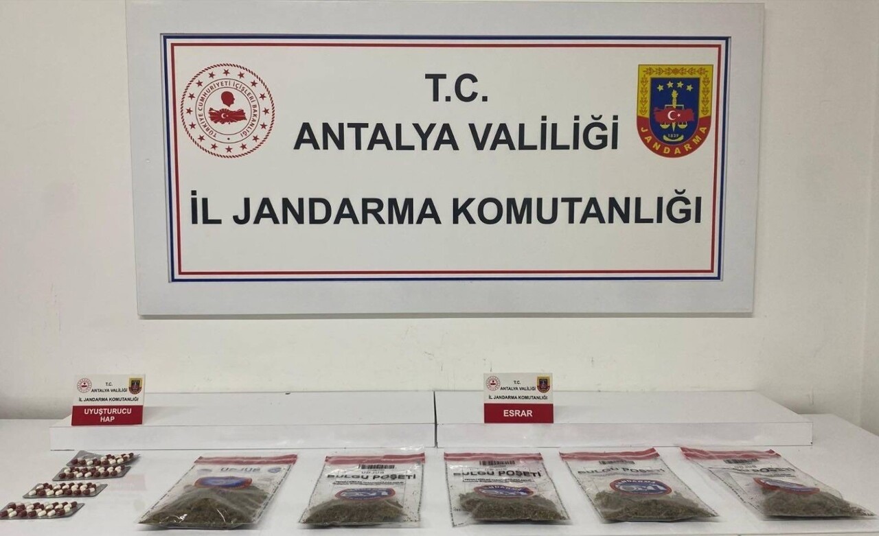 ANTALYA'NIN ALANYA İLÇESİNDE JANDARMA EKİPLERİ TARAFINDAN BİR ŞAHSIN İKAMET ETTİĞİ OTELDE YAPILAN...
