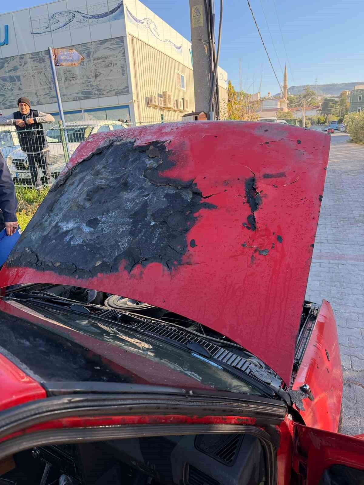 ANTALYA'NIN ALANYA İLÇESİNDE SEYİR HALİNDEKİ BİR OTOMOBİL, MOTOR KISMINDAN ÇIKAN YANGIN NEDENİYLE...