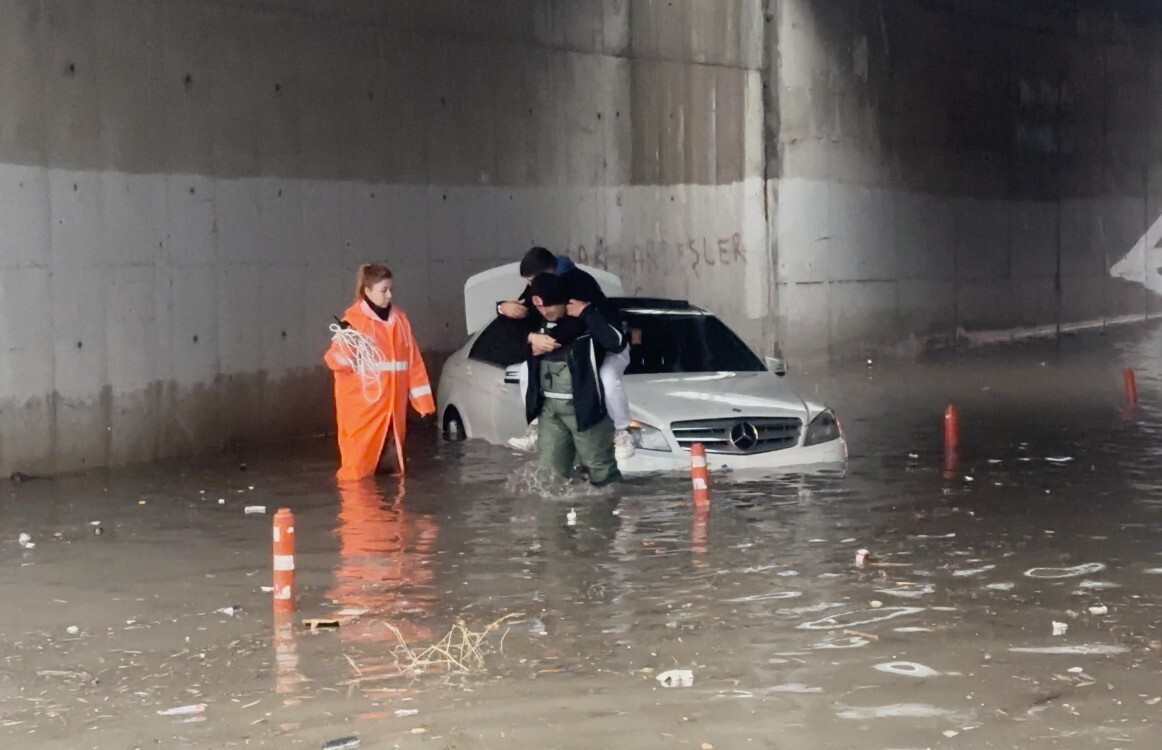 ANTALYA'NIN DEMRE İLÇESİNDE ETKİLİ OLAN SAĞANAK VE DOLU YAĞIŞINDAN DOLAYI BAZI NOKTALAR ADETA GÖLE...