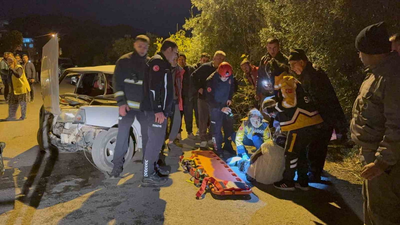 ANTALYA'NIN GAZİPAŞA İLÇESİNDE MEYDANA GELEN TRAFİK KAZASINDA SU KANALININ BAĞLANTI NOKTASINDAKİ...