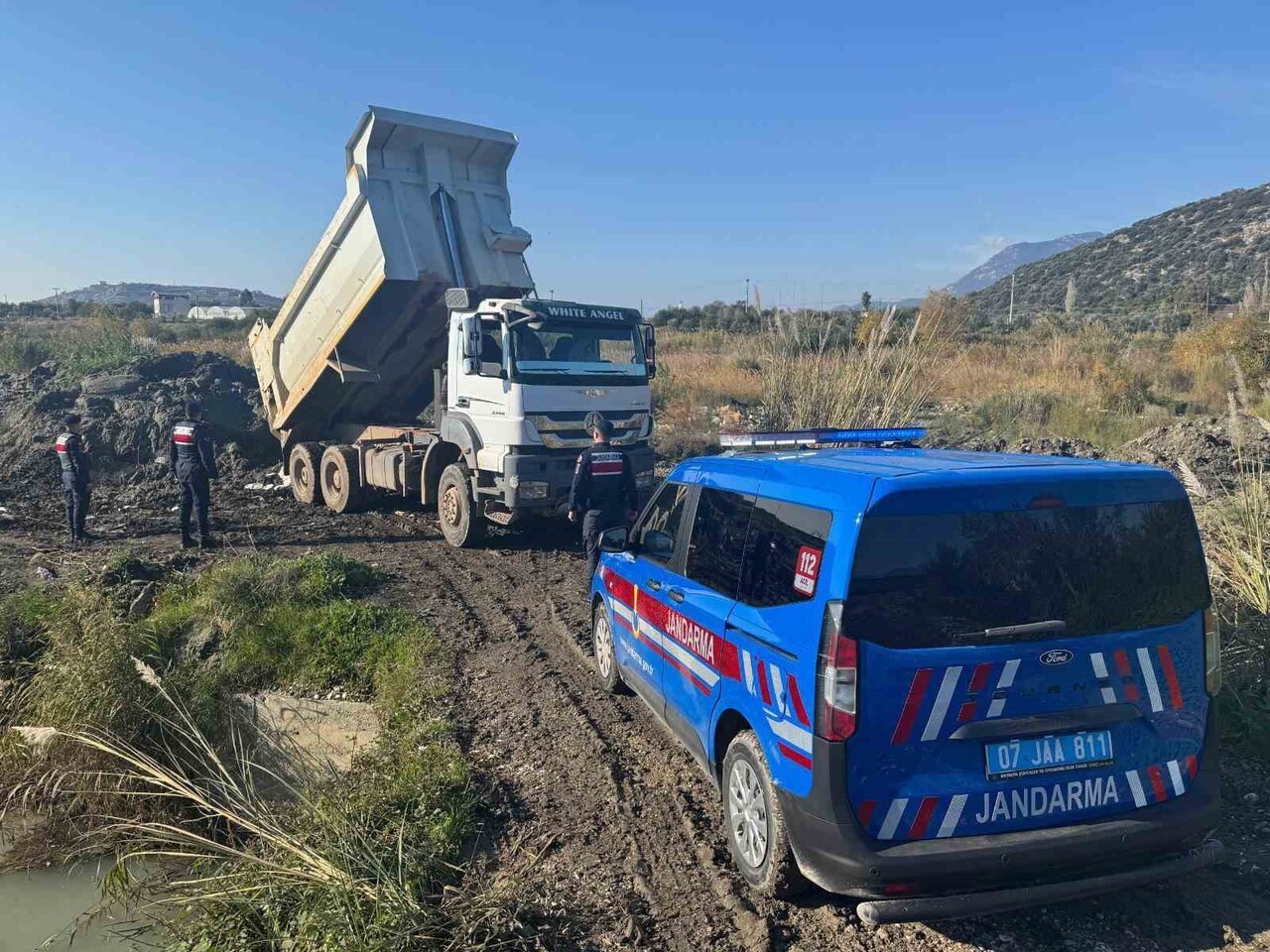 ANTALYA'NIN KAŞ İLÇESİNDE DEVRİYE GEZEN JANDARMA EKİPLERİ EŞEN ÇAYI KENARINDAN KUM ALAN ŞAHISLARI...