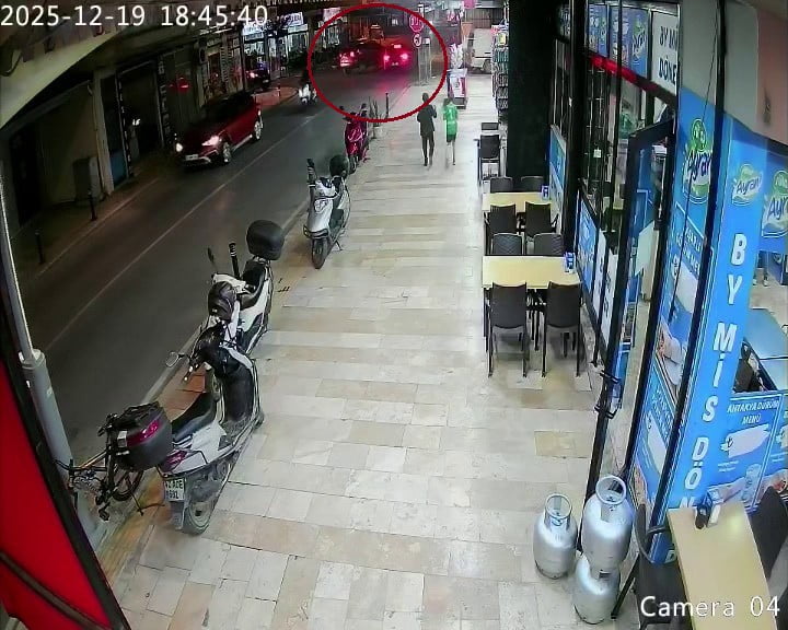 ANTALYA'NIN MANAVGAT İLÇESİNDE 'DUR' TABELASINI HİÇE SAYARAK KAZA YAPAN VE 2 KİŞİNİN YARALANMASINA...