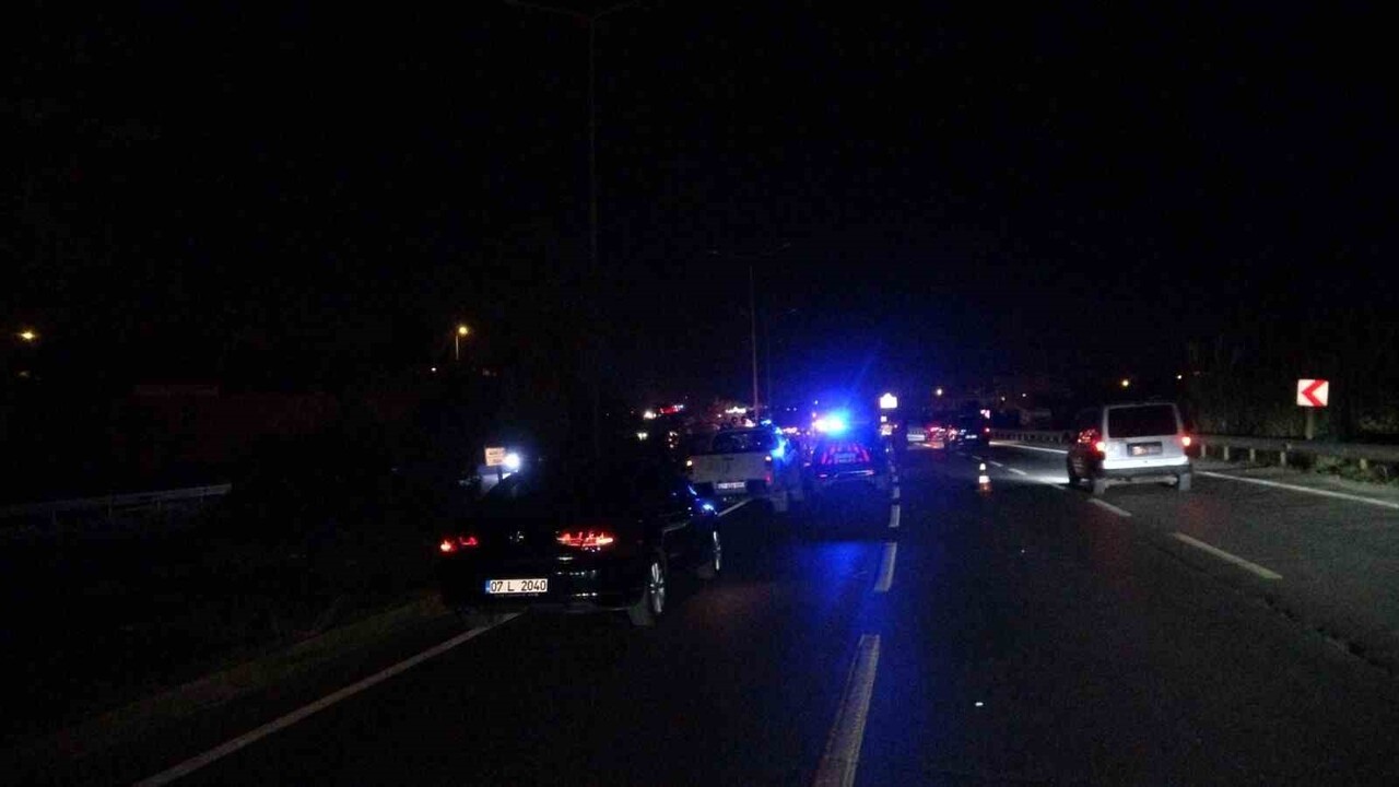 ANTALYA'NIN MANAVGAT İLÇESİNDE AĞILDAN KAÇAN VE D-400 KARAYOLUNDA TRAFİĞİ BİRBİRİNE KATAN İNEK...