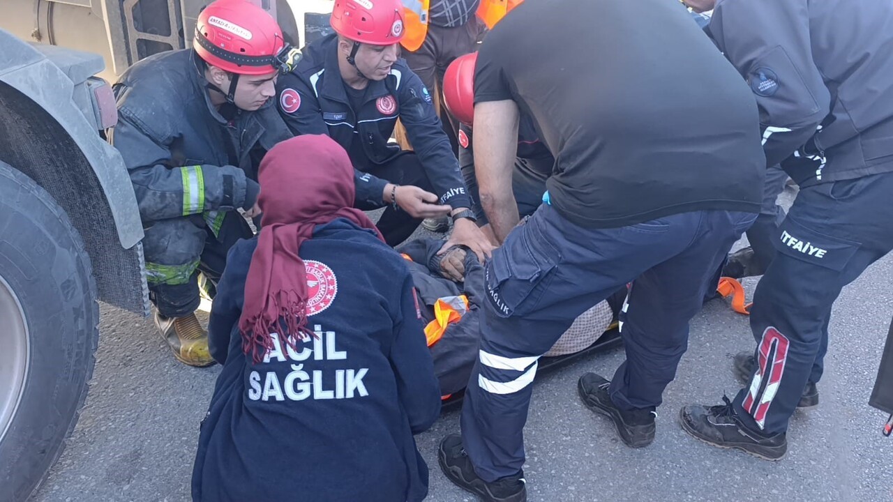 ANTALYA'NIN MANAVGAT İLÇESİNDE  D-400 KARAYOLU ÇEVREYOLUNDA YAPILAN BAKIM ÇALIŞMASINDA GÖREVLİ...