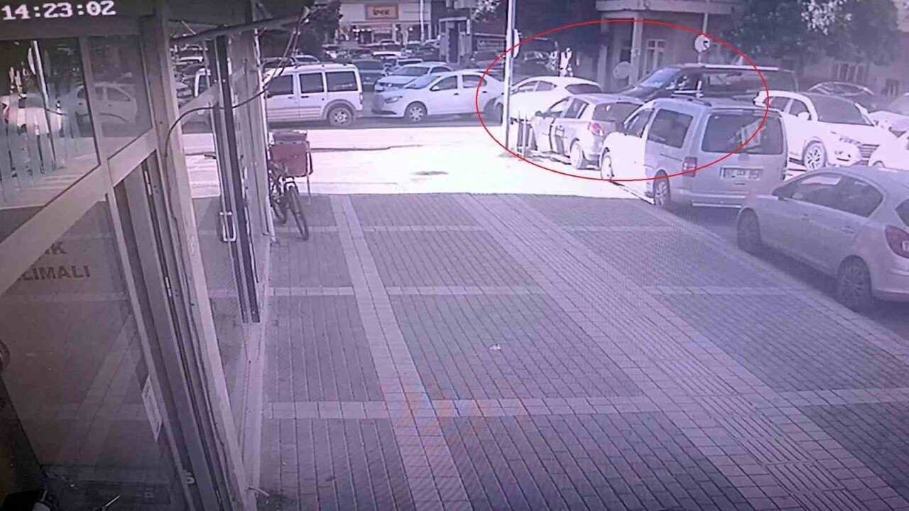 ANTALYA'NIN MANAVGAT İLÇESİNDE SOKAK KESİŞİMİNDE MEYDANA GELEN KAZADA ŞANS ESERİ YARALANAN...