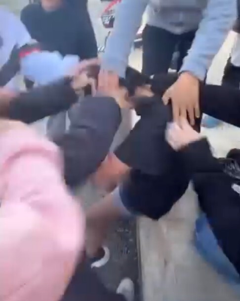 ANTALYA'NIN SERİK İLÇESİNE BAĞLI MERKEZ MAHALLESİ'NDEKİ BİR İLKOKULUN BAHÇESİNDE BİR KIZ ÖĞRENCİ...