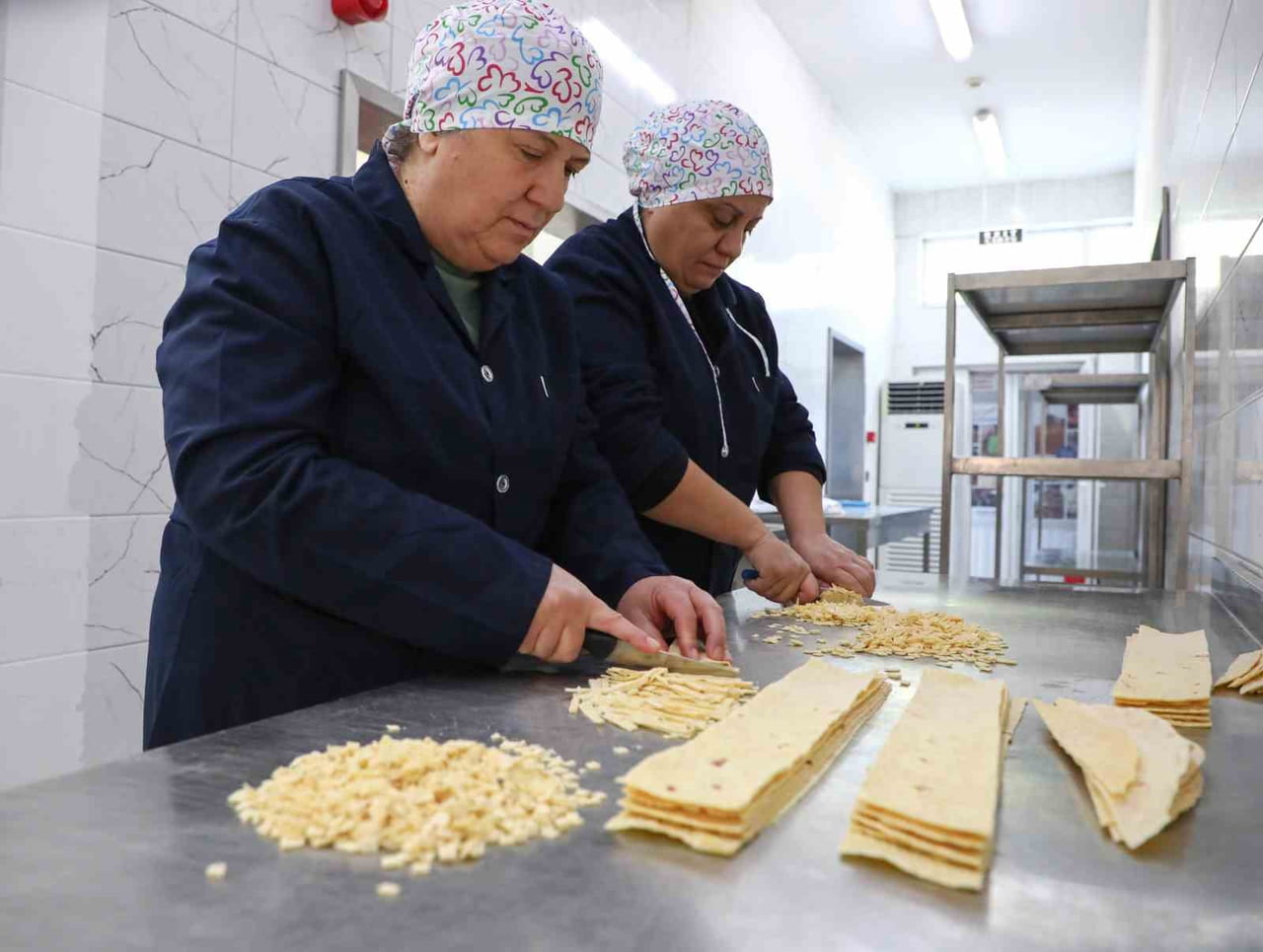 ANTALYA BÜYÜKŞEHİR BELEDİYESİ’NİN ANTALYA TOPTANCI HAL İÇERİSİNDE KADIN KOOPERATİFLERİNE ÜCRETSİZ...