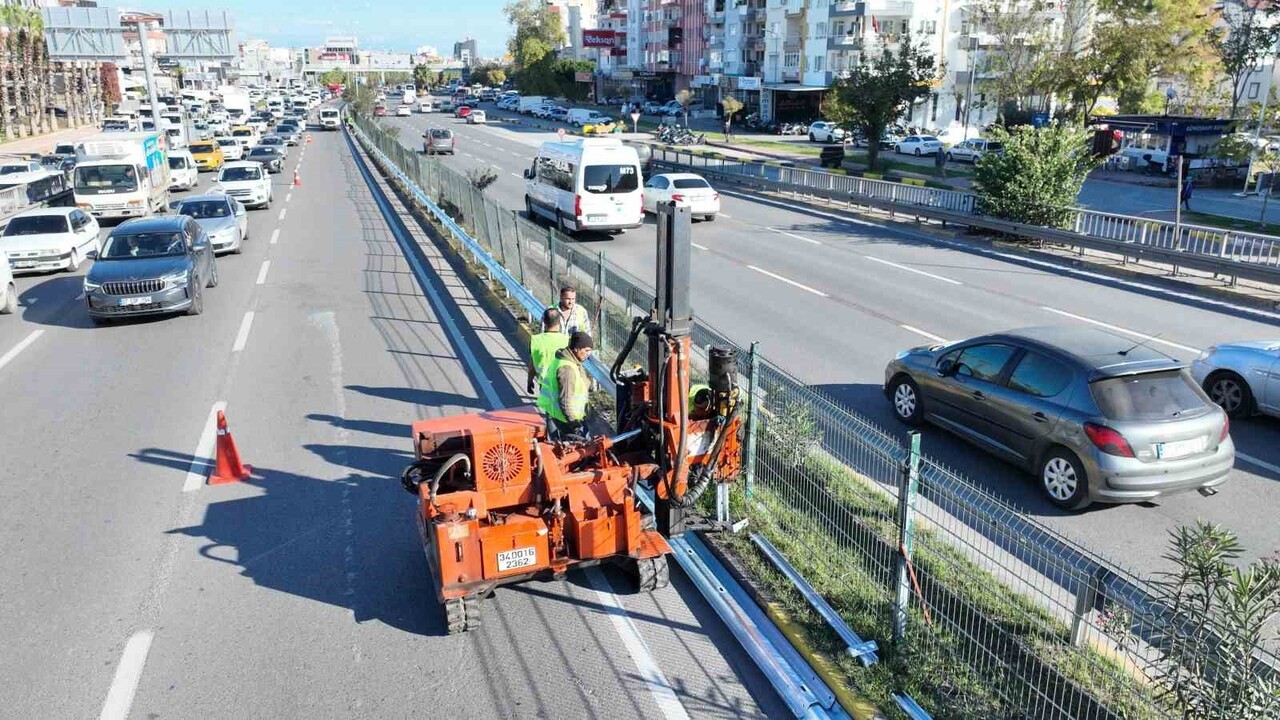 ANTALYA BÜYÜKŞEHİR BELEDİYESİ, TRAFİK GÜVENLİĞİNİ ARTIRMAK AMACIYLA GAZİ BULVARI ÜZERİNDE...