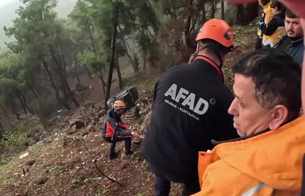 ANTALYA’DA DİREKSİYON HAKİMİYETİNİ KAYBEDEREK UÇURUMA YUVARLANAN ARAÇTAKİ YARALI SÜRÜCÜYÜ AFAD VE...