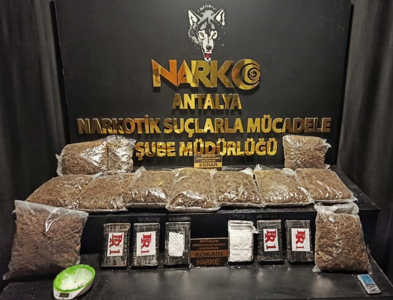 ANTALYA’DA DÜZENLENEN NARKOTİK OPERASYONDA 12 KİLO 580 GRAM ESRAR VE 6 KİLO 150 GRAM KOKAİN ELE...