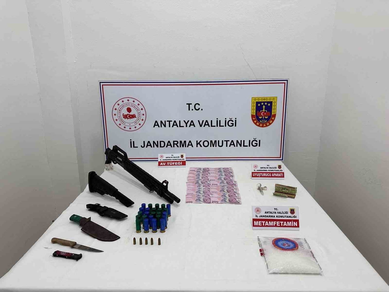 ANTALYA’DA JANDARMA EKİPLERİNCE DÜZENLENEN OPERASYONDA YÜKLÜ MİKTARDA UYUŞTURUCU MADDE İLE SİLAH...