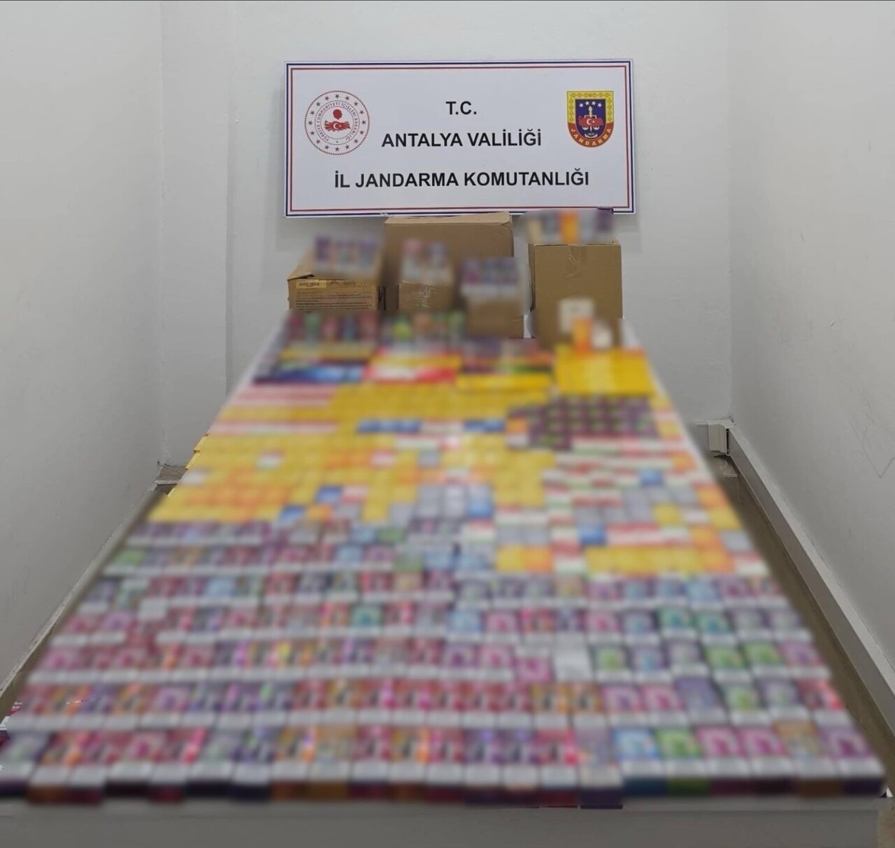 ANTALYA İL JANDARMA KOMUTANLIĞI EKİPLERİ, KEPEZ’DE ÜÇ ŞÜPHELİNİN EV VE ARAÇLARINDA YAPTIKLARI...