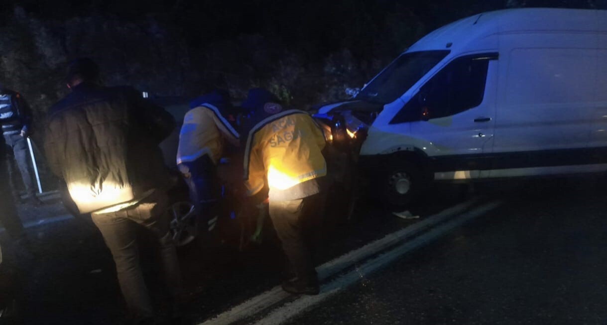 ANTALYA’NIN AKSEKİ İLÇESİNDE MEYDANA GELEN TRAFİK KAZASINDA 5 KİŞİ YARALANDI.